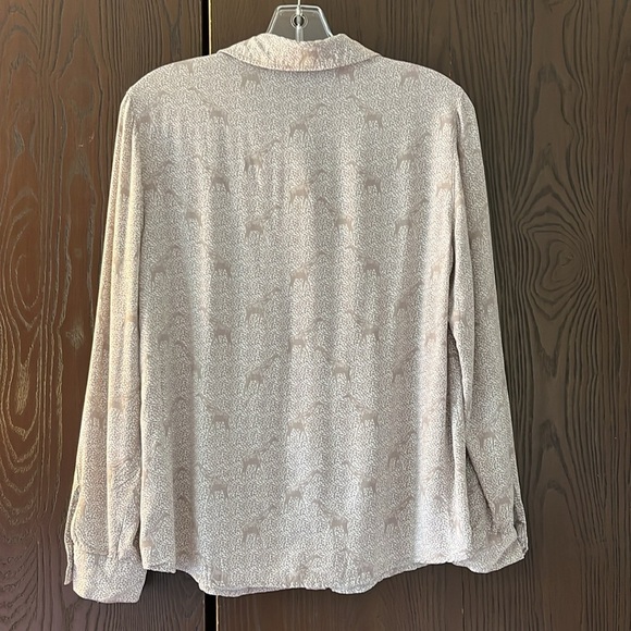 Chico long sleeved tan and white patterned with giraffes top. Size Chico 0. - Picture 5 of 7